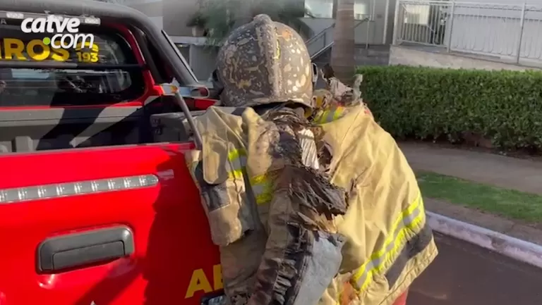 Farda chamuscada revela perigo enfrentado por bombeiros em incêndio de Cascavel