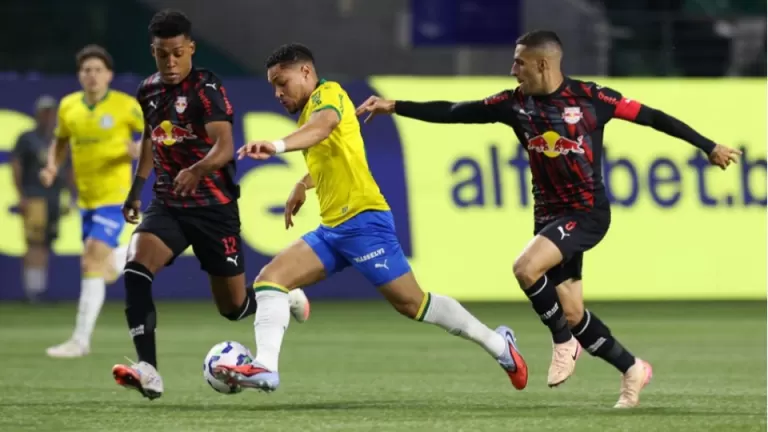 Palmeiras supera polêmica, vence Bragantino e segue líder isolado