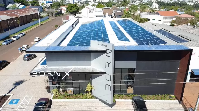 Energia solar é solução inteligente para academias: Born X, em Cascavel, é exemplo de inovação e economia