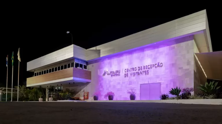 Outubro Rosa: Itaipu ilumina pontos turísticos em apoio a campanha