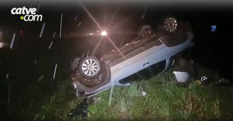 Veículo capota na BR-163 entre Cascavel e Toledo e homem fica ferido