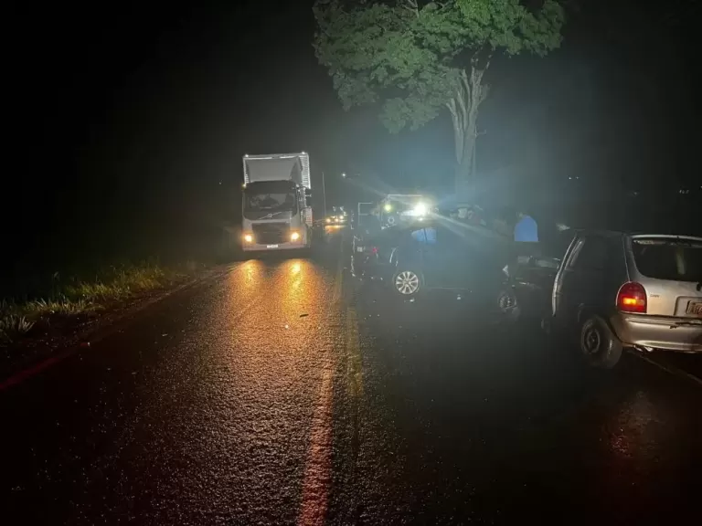 Acidente envolve seis veículos e deixa três pessoas feridas na PR-364