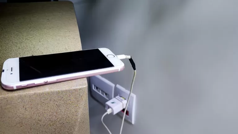 “Carregadores envolvem energia elétrica e podem causar curtos-circuitos”, alerta bombeiro