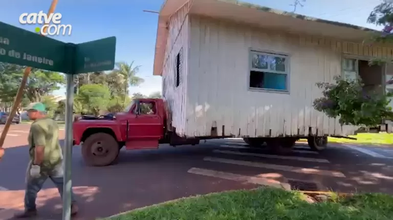 Casa inteira é transportada em cima de caminhão na região; veja o vídeo