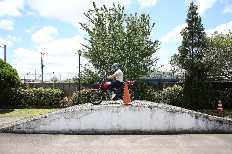 CNH para moto: exames práticos no Paraná não terão mais rampa como obstáculo