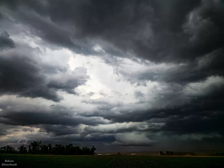 Paraná inicia sexta-feira sob alerta laranja de chuvas intensas