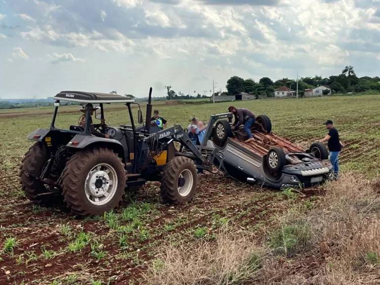Carro capota após colisão com Uno no interior de Nova Santa Rosa