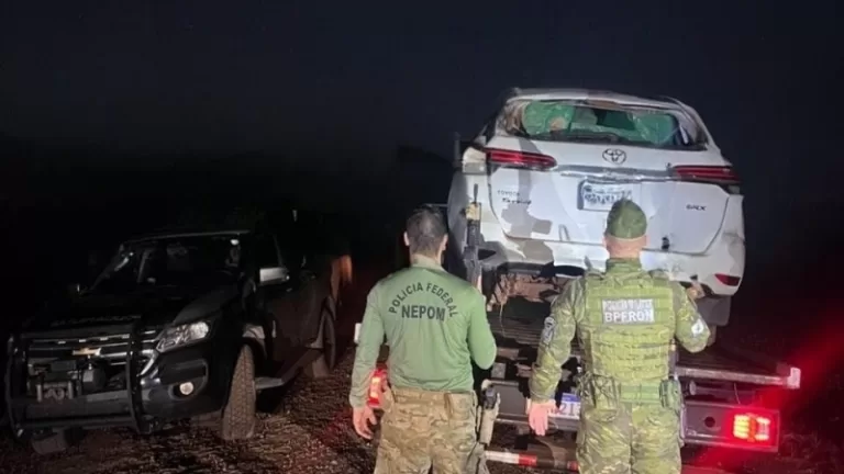 Caminhonete roubada e carregada com cigarros capota em fuga da Polícia em Mercedes
