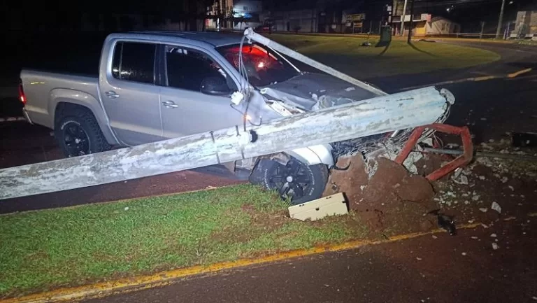 Caminhonete atinge poste em Toledo e duas jovens ficam feridas