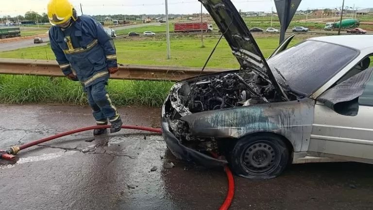 Carro pega fogo em viaduto de Toledo