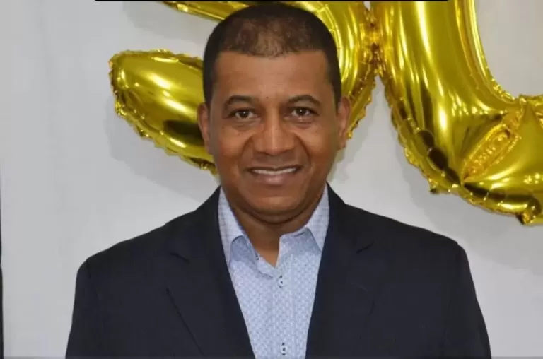 Professor Edvaldo recebe alta após se recuperar de queda de telhado