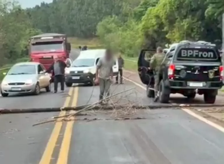 Homem bloqueia BR-163 com galhos e troncos entre Guaíra e Mercedes