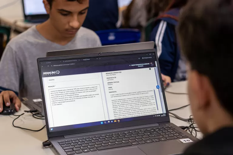 Com IA, rede estadual intensifica preparação de alunos para o Enem com o Redação Paraná