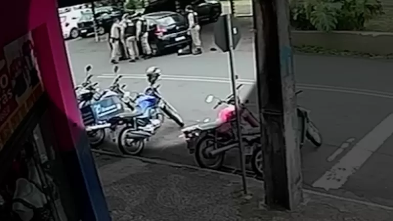 Motorista se engasga com pão e é salva por policiais no Paraná; confira o vídeo