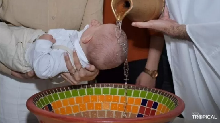 Imagem de terço se forma na água durante batismo de bebê em SC e foto emociona fiéis