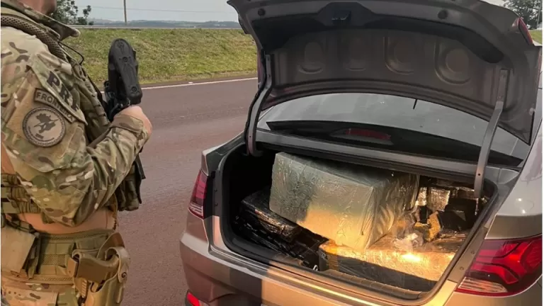 PRF recupera carro roubado e apreende 189 quilos de drogas em Medianeira