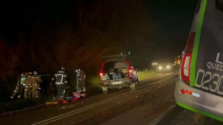 Caminhonete invade pista e bate em ônibus com 38 estudantes em Cascavel