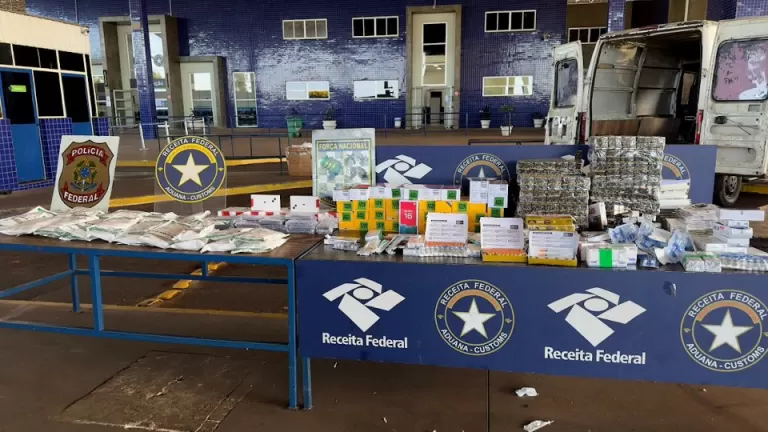 Fundo falso em van leva à apreensão de produtos contrabandeados na Ponte da Amizade