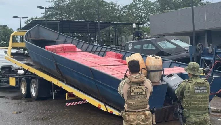 Embarcação e caminhão com cigarros estimados em R$ 1,2 milhão são apreendidos em porto clandestino de Guaíra
