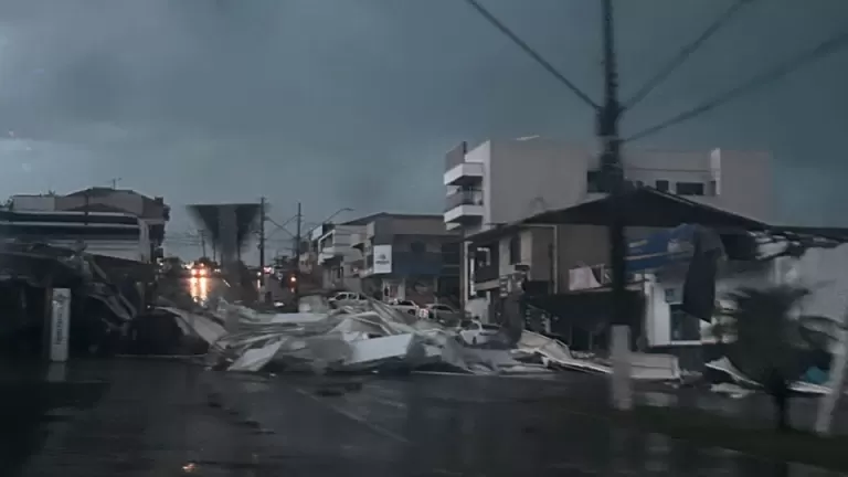 Vídeos mostram cenário de devastação após fenômeno em Rio Bonito do Iguaçu e região