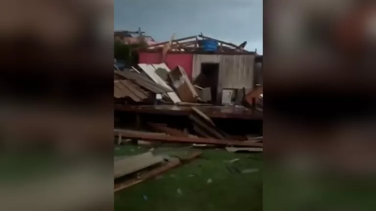 Tornado em Rio Bonito do Iguaçu: moradora se desespera ao ver cena de destruição