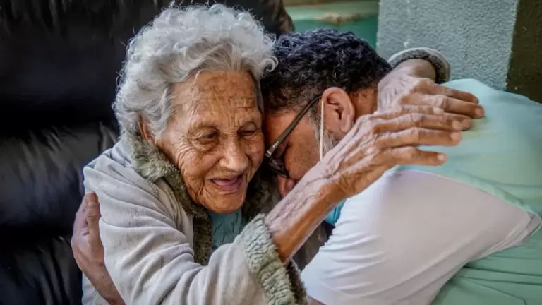 Redação do Enem 2025 aborda as perspectivas para o envelhecimento