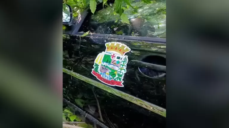 Carro de prefeitura cai em ribanceira próximo da BR-163