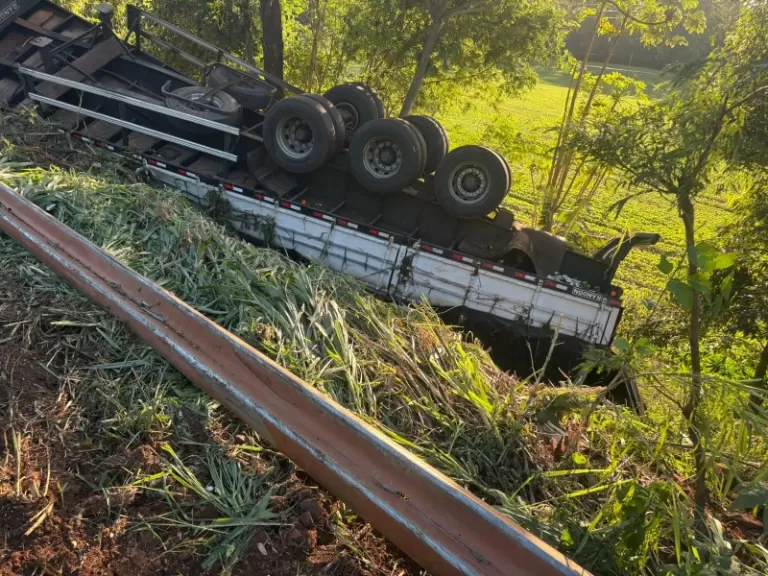 Carreta tomba na BR-163 em Mercedes e condutor fica ferido