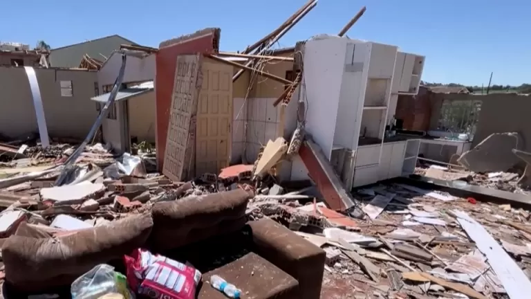 “Comecei a rezar e isso salvou nossa casa”, diz menino de 10 anos após tornado em Rio Bonito do Iguaçu