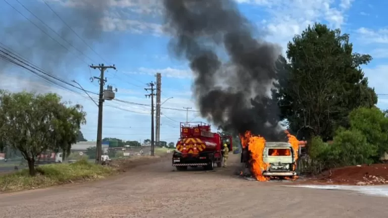 Kombi pega fogo durante abastecimento em posto de combustíveis em Cascavel