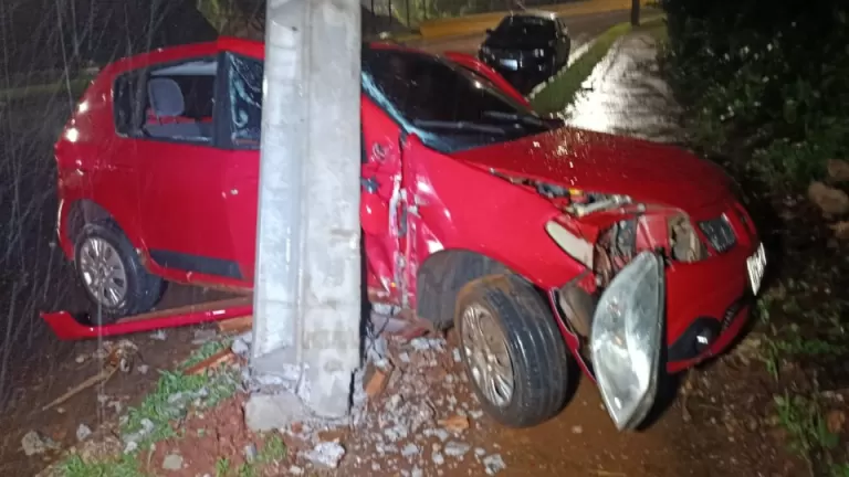Motorista fica ferido após carro colidir com poste em Toledo