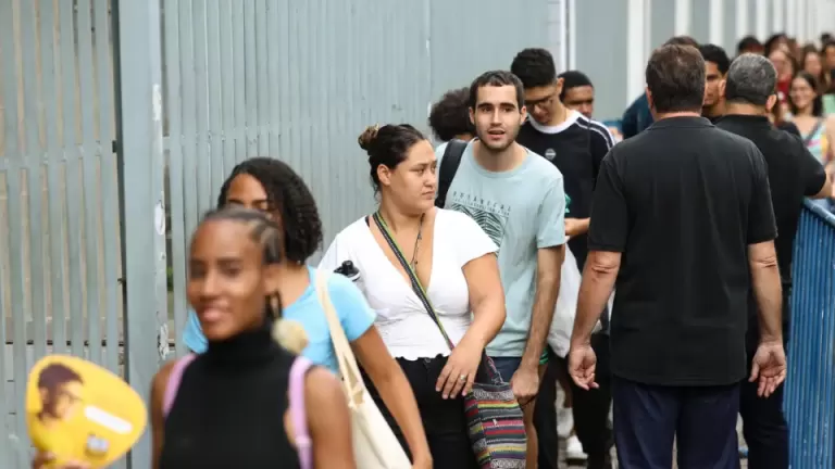 Enem 2025: cerca de 70% dos inscritos fizeram segunda dia de provas