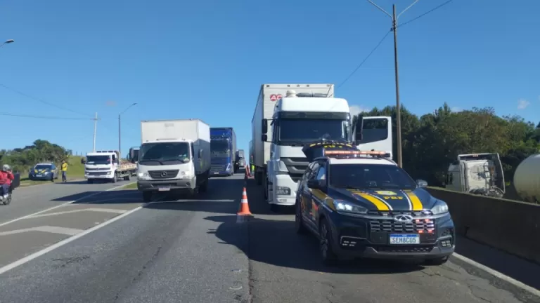 Três morrem e dois ficam gravemente feridos após carro ser prensado entre caminhões na BR-376