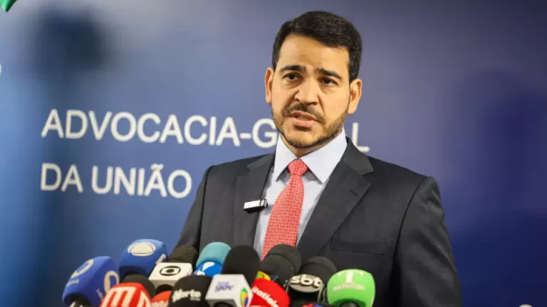 Lula indica Messias para vaga de Barroso no STF