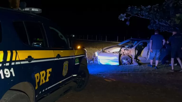 Idoso fica ferido após carro bater em árvore na BR-369 em Cascavel