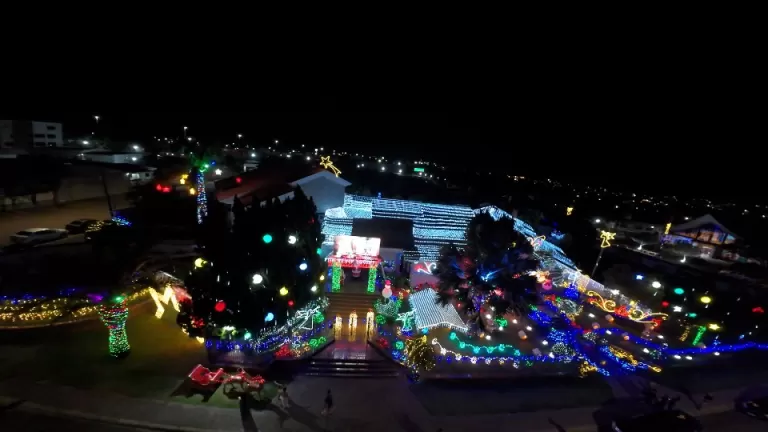Tradição e Luzes: Casa da Família Gurgacz acende 3 milhões de lâmpadas e inaugura decoração de Natal