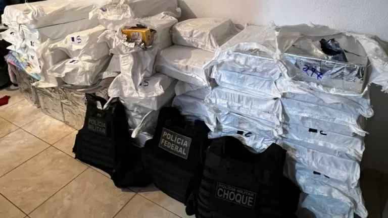 PMPR e Polícia Federal apreendem contrabando de cigarros e eletrônicos em Cascavel