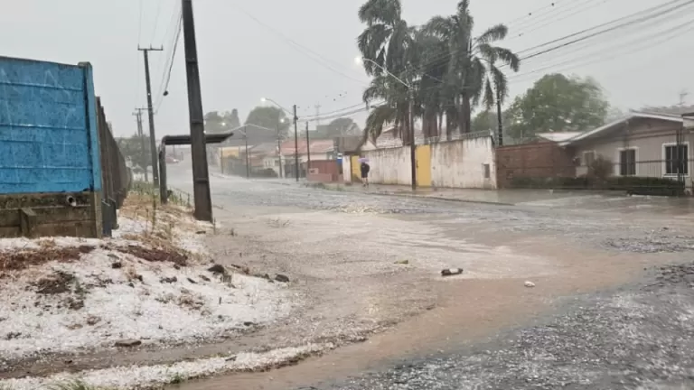 Após temporal com granizo, Estado envia lonas, telhas e kits dormitório para Ponta Grossa
