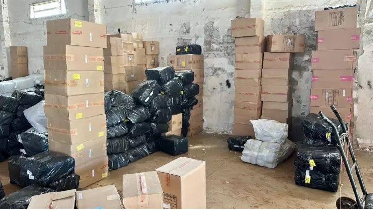 RF de Foz do Iguaçu apreende 2,5 mil caixas de calçados em depósito clandestino