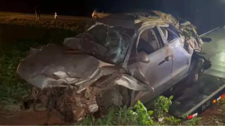 Fuga da polícia termina com carro de luxo capotado e apreensão de cigarros eletrônicos na BR-277