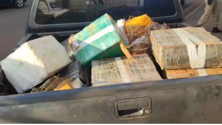 Após perseguição e capotamento, casal é detido com mais de 500 quilos de drogas na BR-277