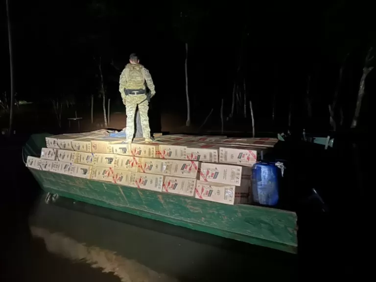Homem é preso com barco carregado com 400 caixas de cigarros em Guaíra