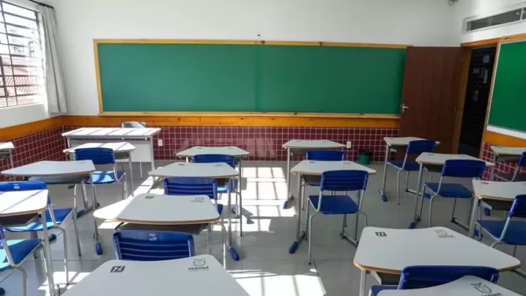 Professor é preso após ser acusado de manter relações sexuais com alunos