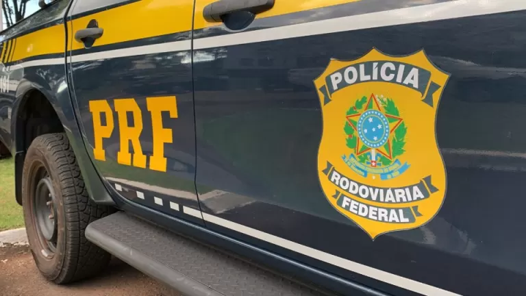 Motorista fica preso às ferragens em batida entre caminhões na BR-277