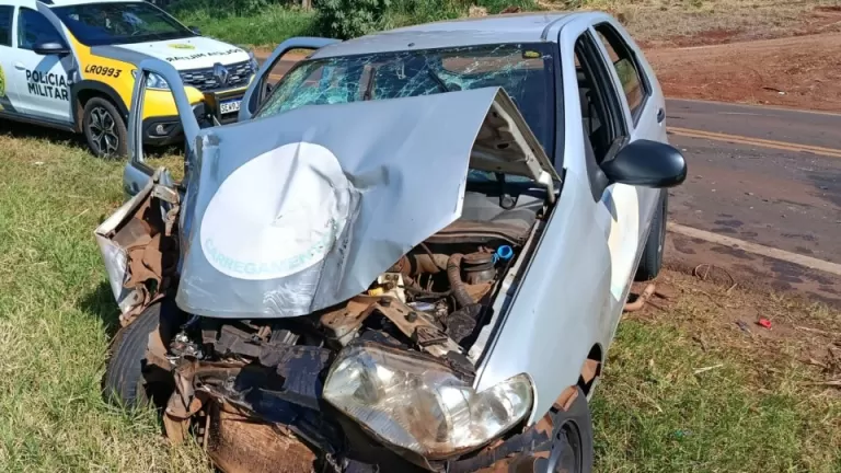 Acidente entre caminhonete e Palio deixa dois feridos em Toledo