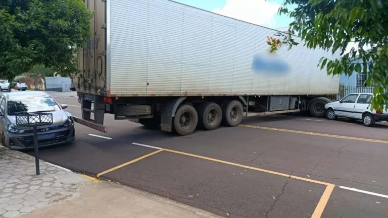 Carreta descontrolada bate em veículos estacionados em rua de Toledo
