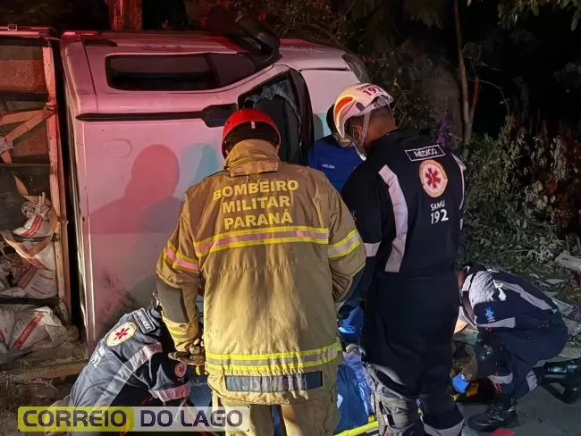 Dois homens ficam feridos após caminhão tombar em Santa Helena