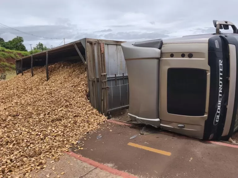 Carreta carregada com cavaco tomba próximo ao portal de Marechal Rondon