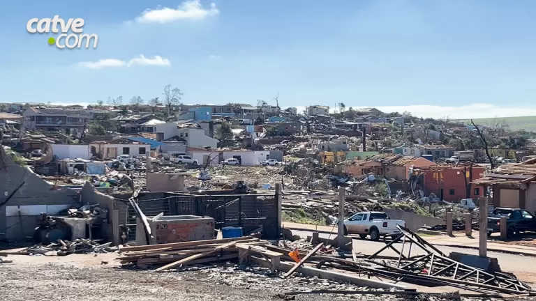 Segunda-feira de muito trabalho para reconstrução de Rio Bonito de Iguaçu após tornado
