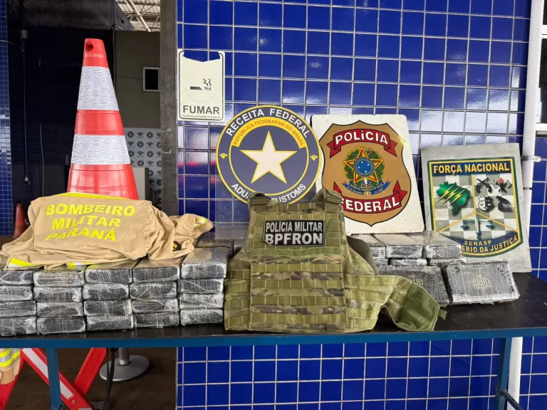 Carro de luxo é apreendido com mais de 70 quilos de cocaína na Ponte da Amizade